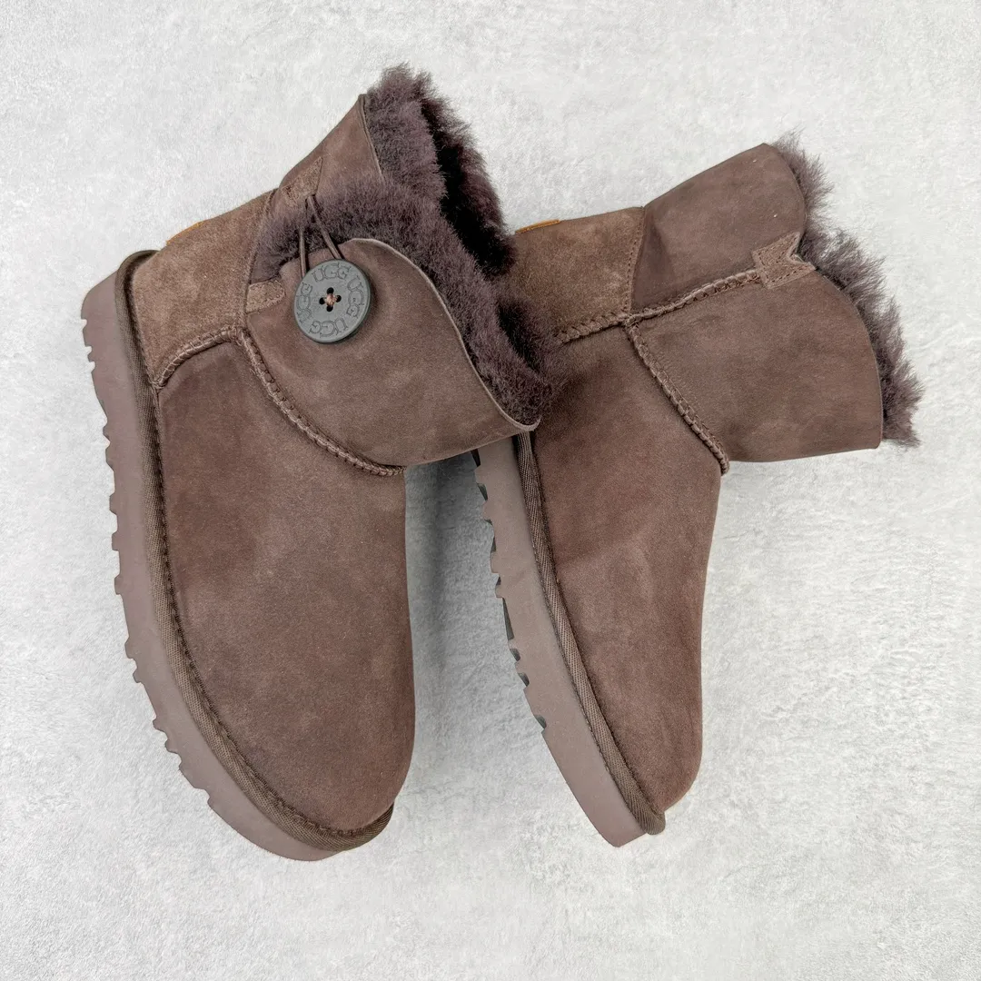 Pick up locally💰520 UGG 6422 Classic wooden buckle autumn and winter sheep fur integrated snow boots. All shoes are made from the same factory as ZP. Longfeng A-grade Australian imported sheep fur integrated women's boots. Brand OEM production line. Fully follow the ZP process. OEM original pattern maker. Adhering to the principle of no original shoes and no development selection. Pay attention to every detail. The most authentic version on the market. TREADLITE "Light Wing" technology outsole. Lightweight/durable/flexible/pile size: 35 36 37 38 39 40 Coding: by2936090